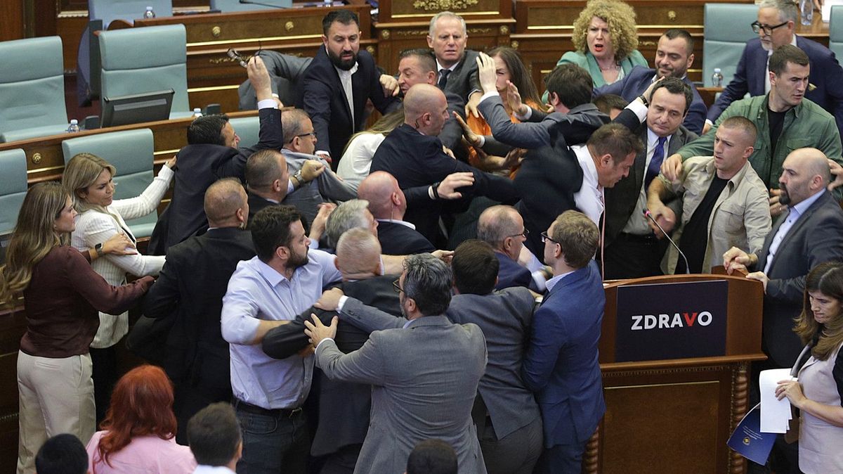 Rvačka v kosovském parlamentu. Poslanci jednali o zmírnění napětí